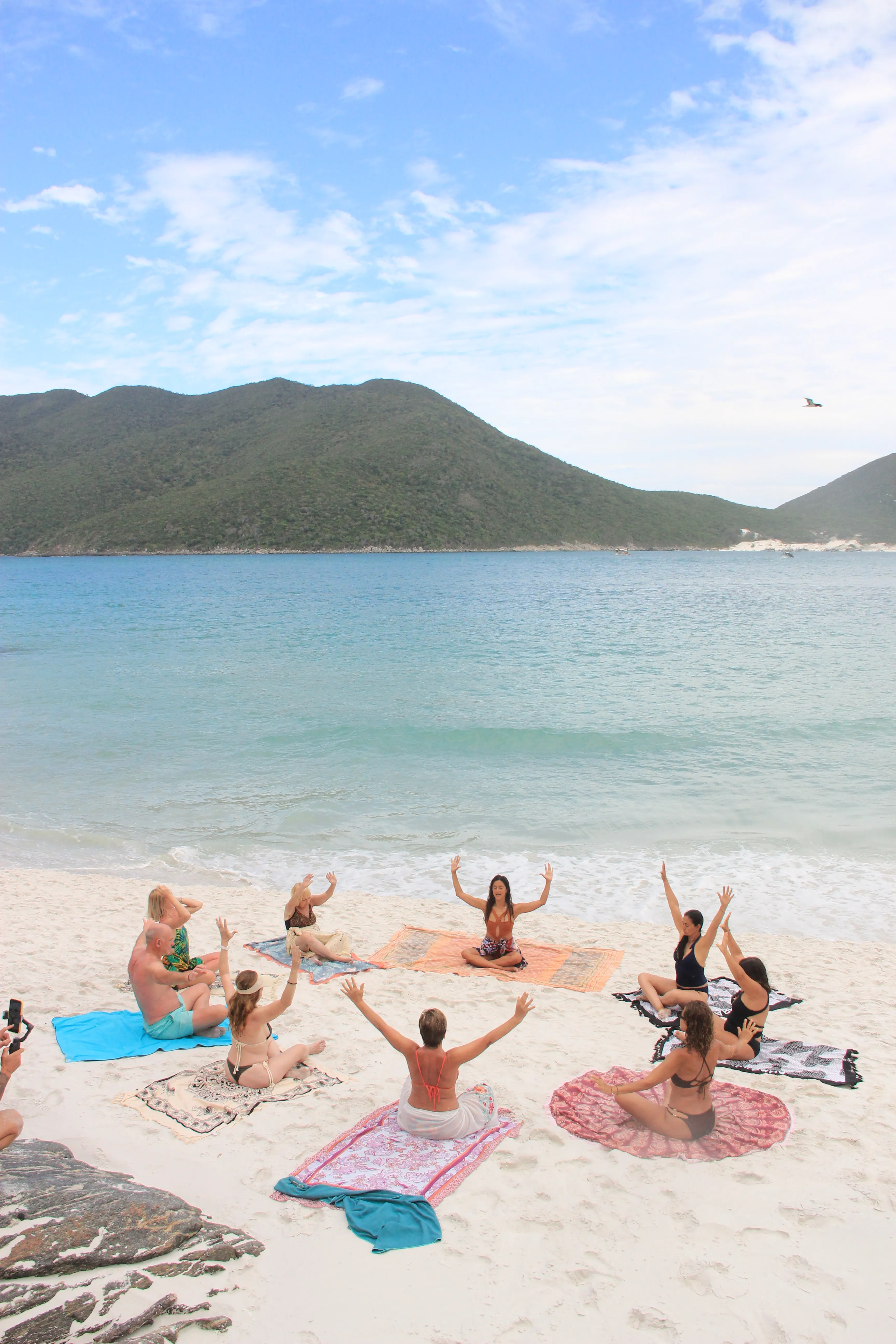 Yoga en grupo en la playa