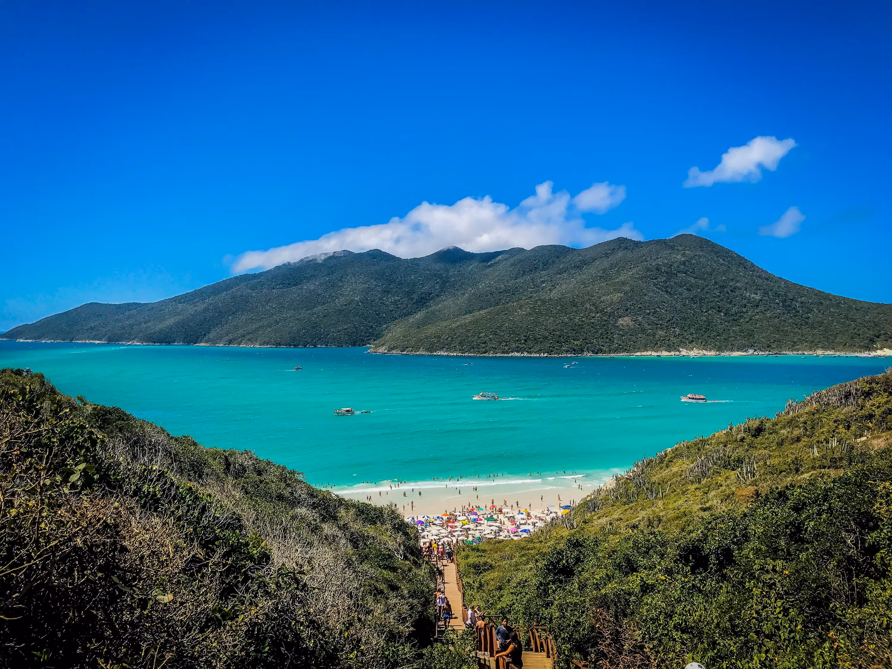 Vista panorámica de Arraial do Cabo con barcos, rocas y mar turquesa