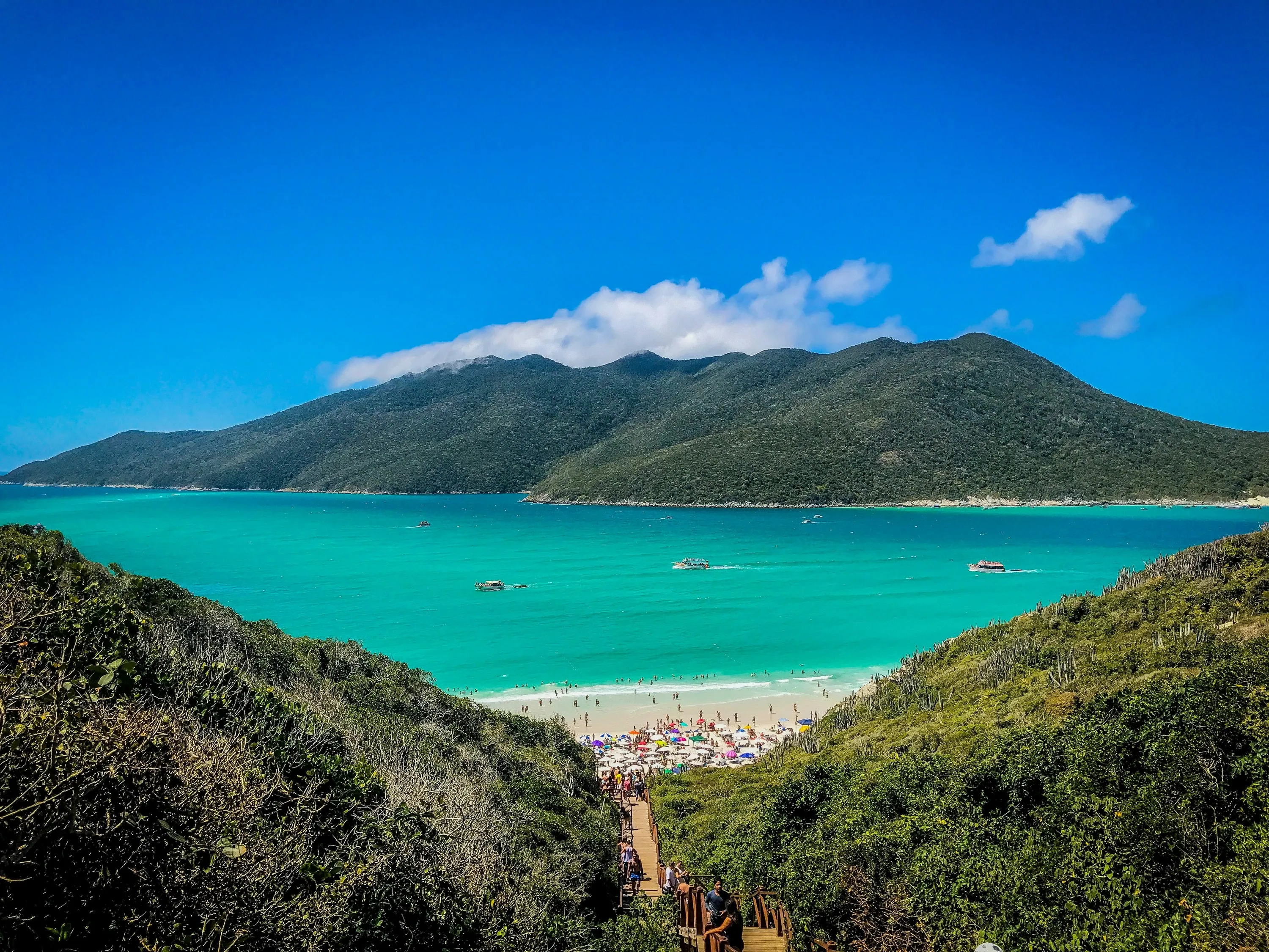 Vista panorámica de Arraial do Cabo con barcos, rocas y mar turquesa