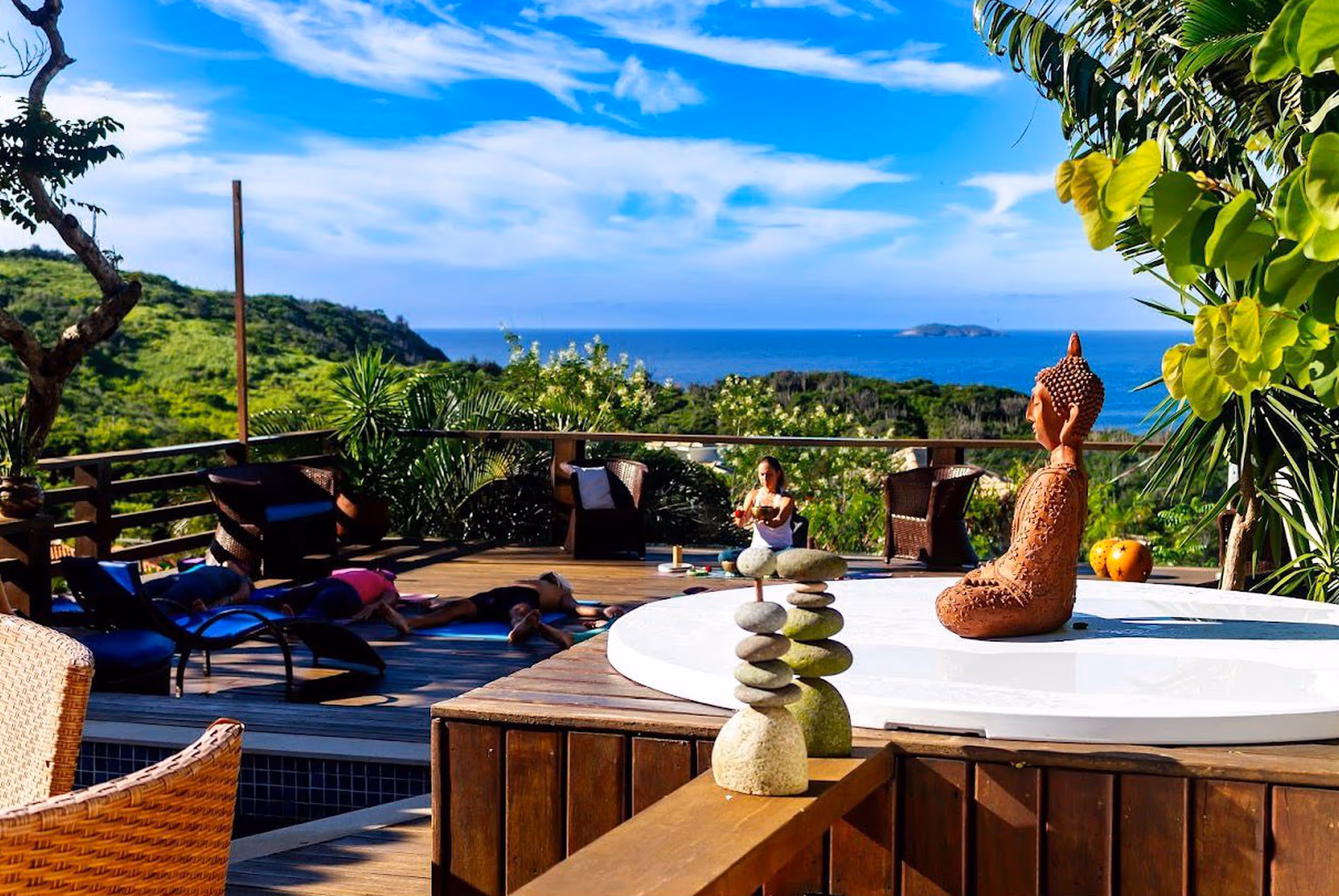 Deck de la posada en Búzios con jacuzzi, estatua de Buda y vista al mar