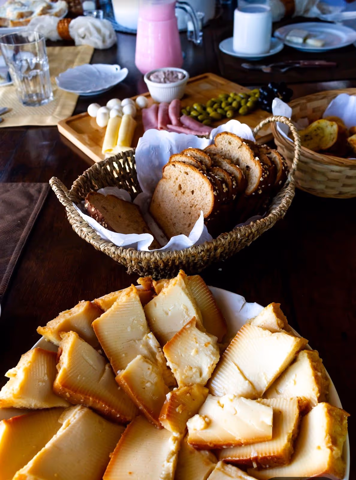 Tabla de quesos variados, panes y embutidos
