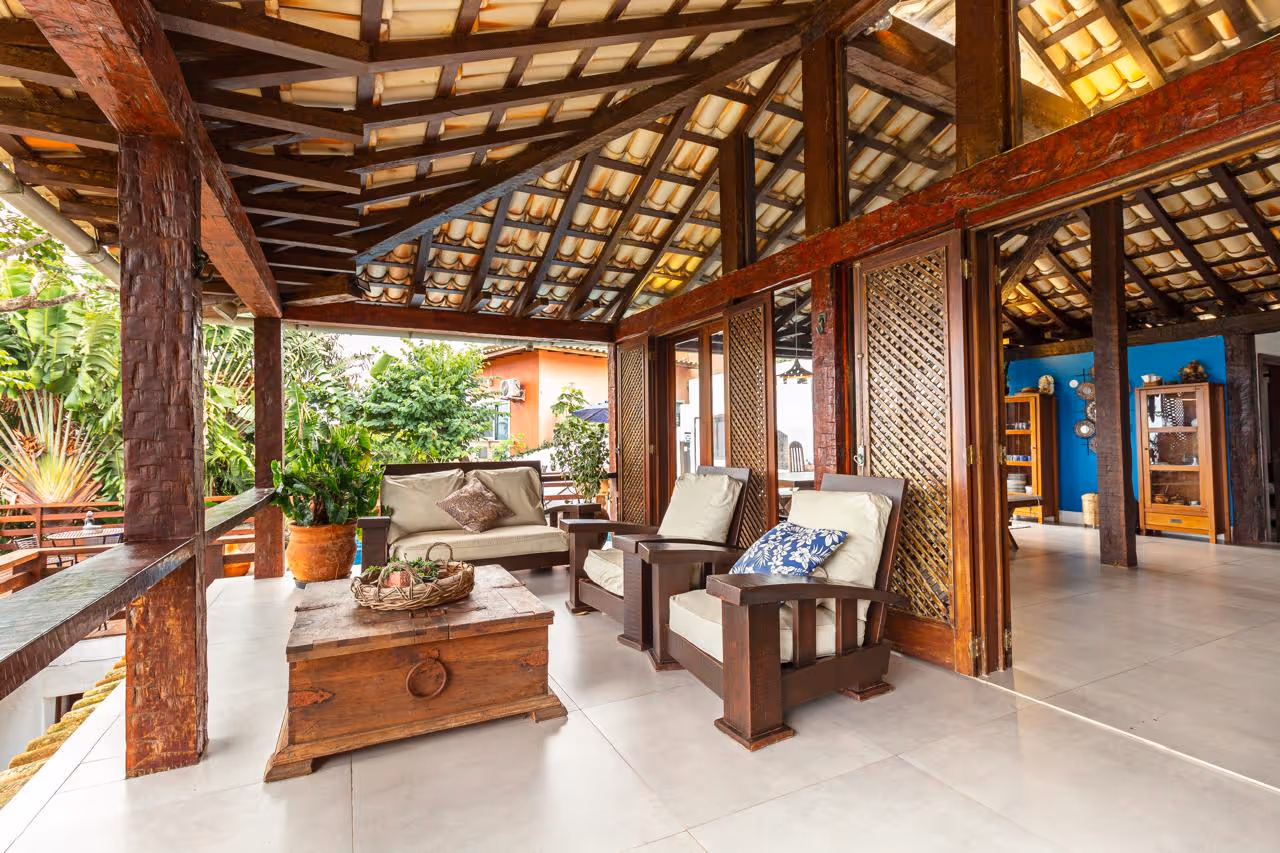 Espacio común interior con techo de madera y muebles cómodos