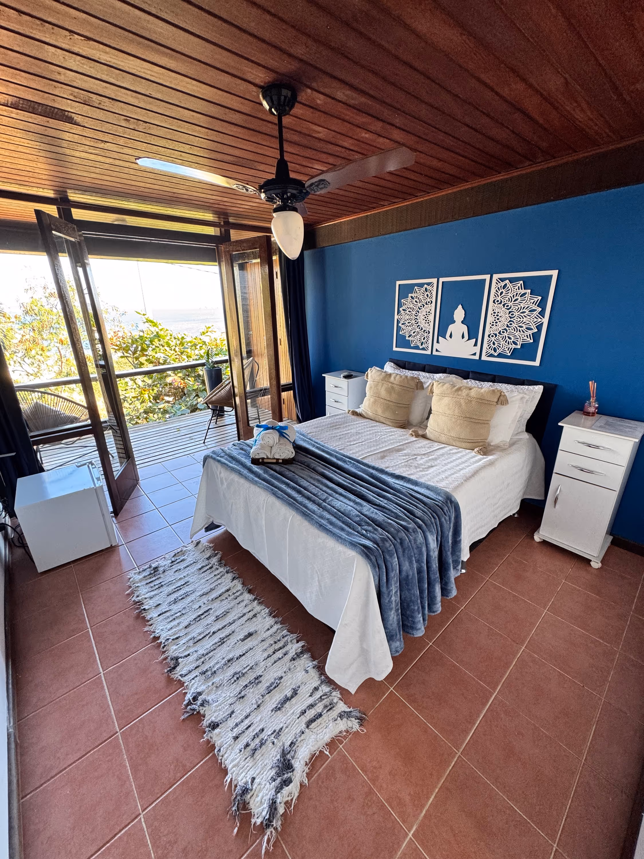 Habitación con cama doble, vista al mar y decoración cálida