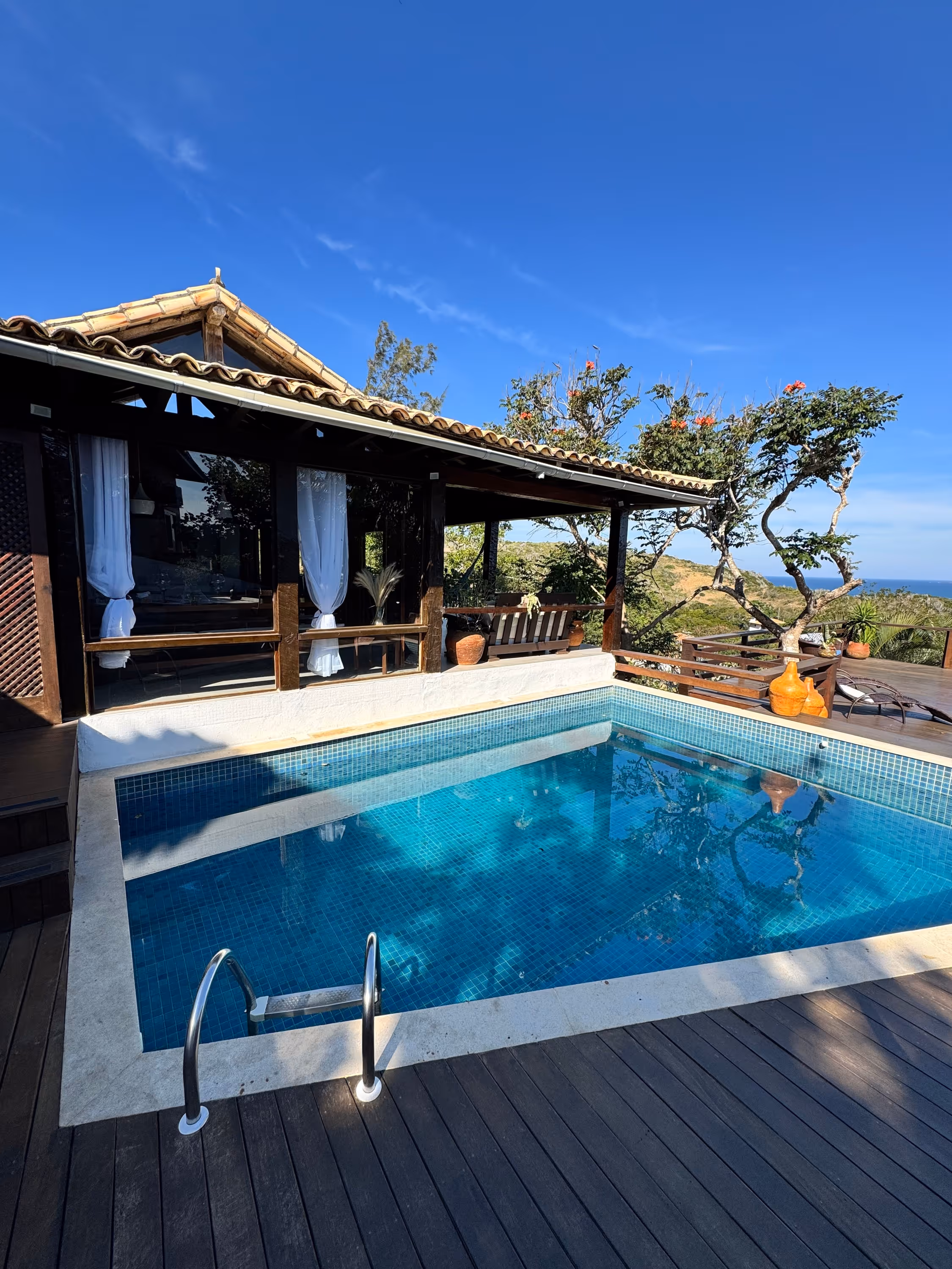 Piscina de la Pousada Maravilha con vista al mar de Búzios