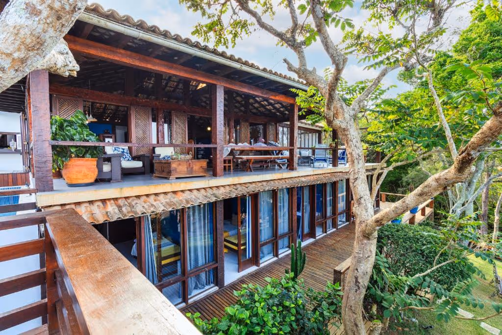 Vista exterior de la posada rodeada de vegetación tropical