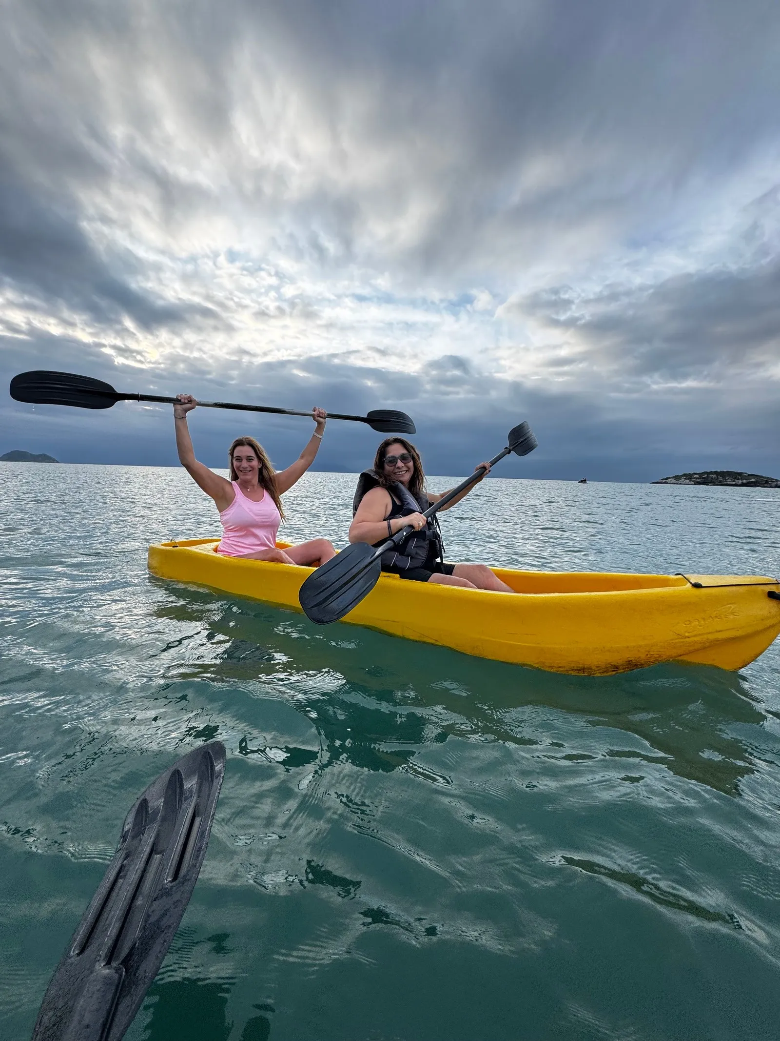 Dos participantes en un kayak amarillo en el mar