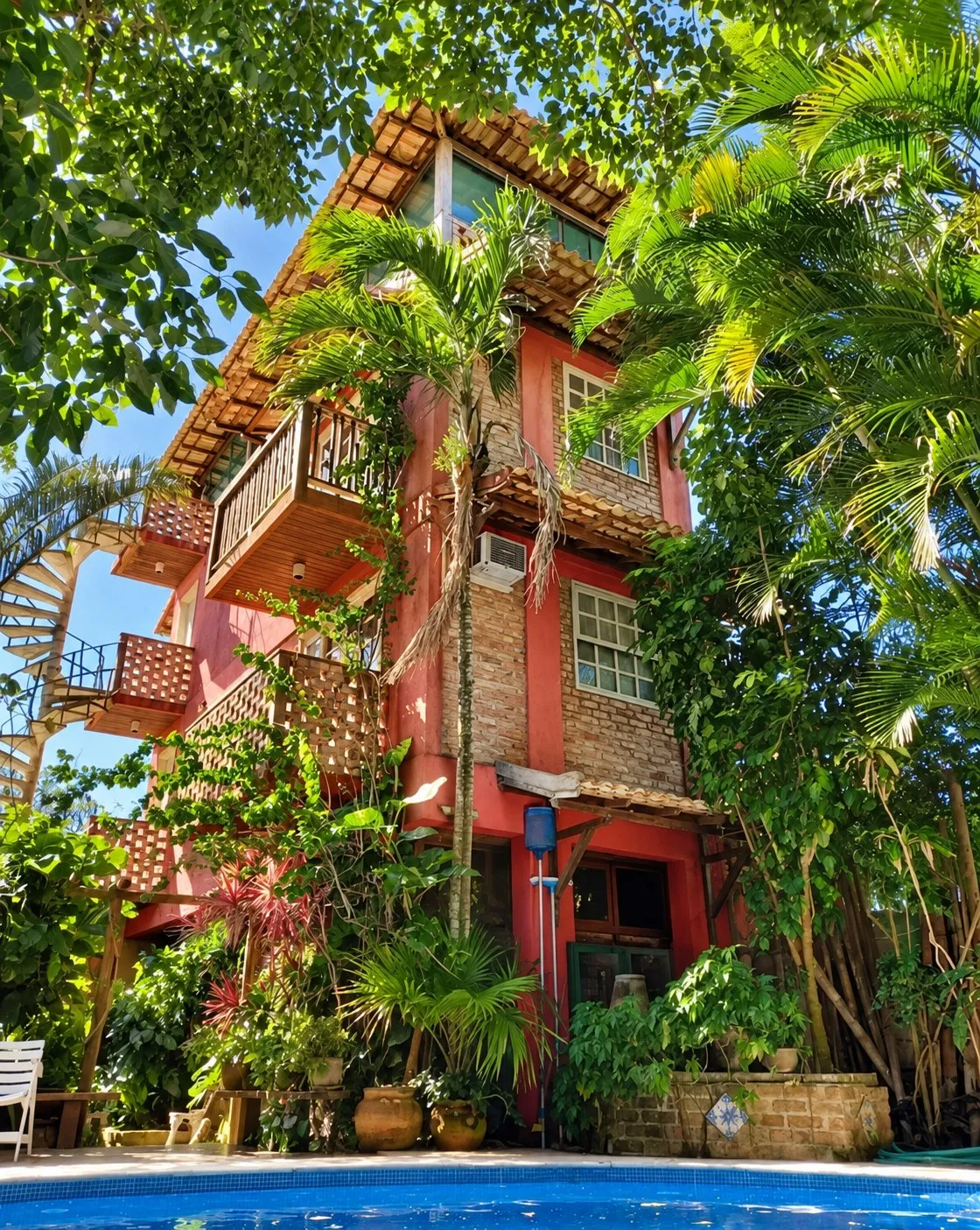 Fachada entre palmeras de Pousada Pilar