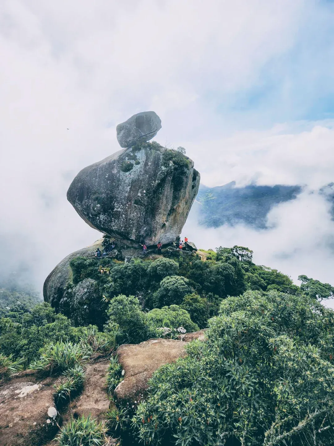 Peito do Pombo entre montañas, nubes y selva en Sana, Macaé